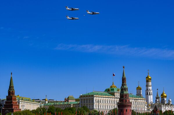 Тяжелые военно-транспортные самолеты Ил-76 во время воздушной части военного парада, посвященного 73-й годовщине Победы в ВОВ - Sputnik Молдова
