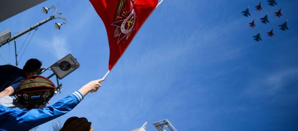 Многоцелевые истребители Су-30СМ пилотажной группы Русские Витязи и МиГ-29 пилотажной группы Стрижи во время воздушной части военного парада, посвященного 73-й годовщине Победы в ВОВ - Sputnik Молдова