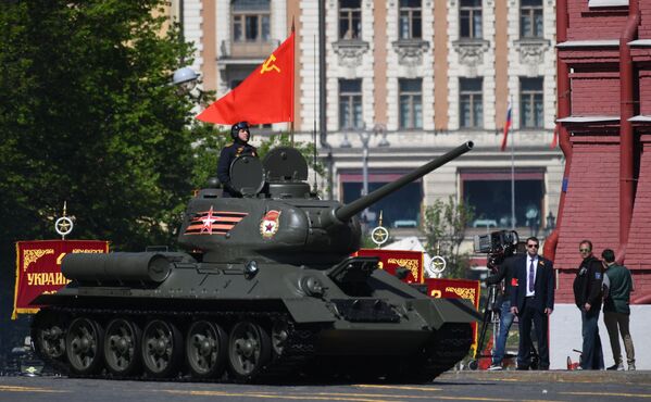 Танк Т-34-85 на военном параде, посвященном 73-й годовщине Победы в ВОВ - Sputnik Молдова