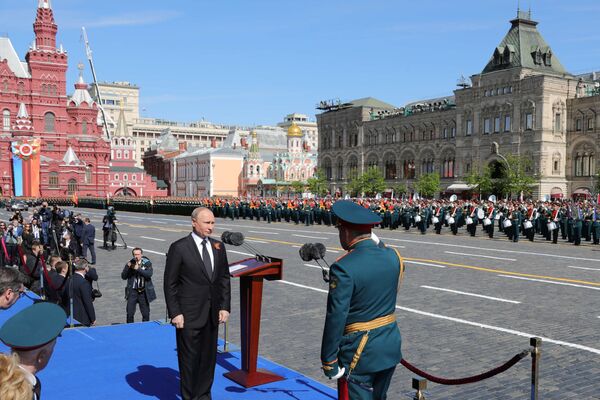 Президент РФ Владимир Путин на военном параде в честь 73-й годовщины Победы в ВОВ - Sputnik Молдова