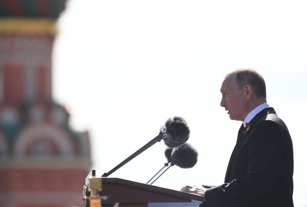 Президент РФ Владимир Путин выступает во время военного парада в ознаменование 73-й годовщины Победы в ВОВ - Sputnik Молдова