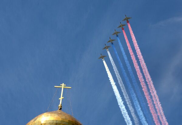 Штурмовики Су-25 на военном параде, посвященном 73-й годовщине Победы в ВОВ - Sputnik Молдова