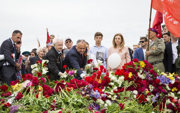 Depunere de flori la ”Flacăra Eternă” - Sputnik Moldova