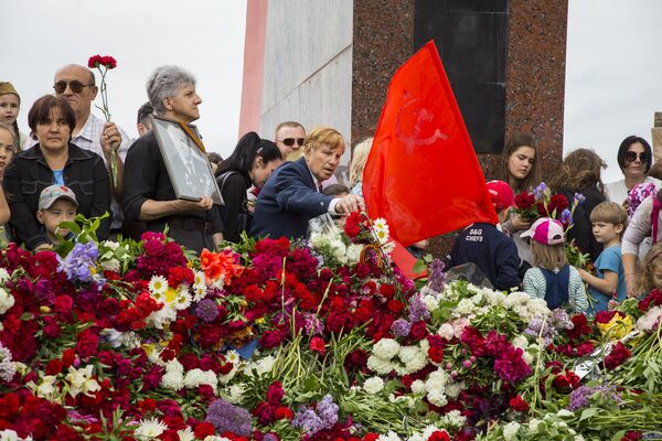 Depunere de flori la ”Flacăra Eternă” - Sputnik Moldova