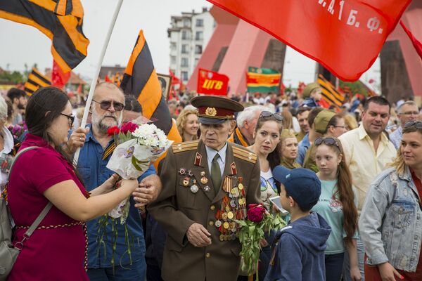 Veteran al Marelui Război pentru Apărarea Patriei, felicitat de participanții la Marș - Sputnik Moldova