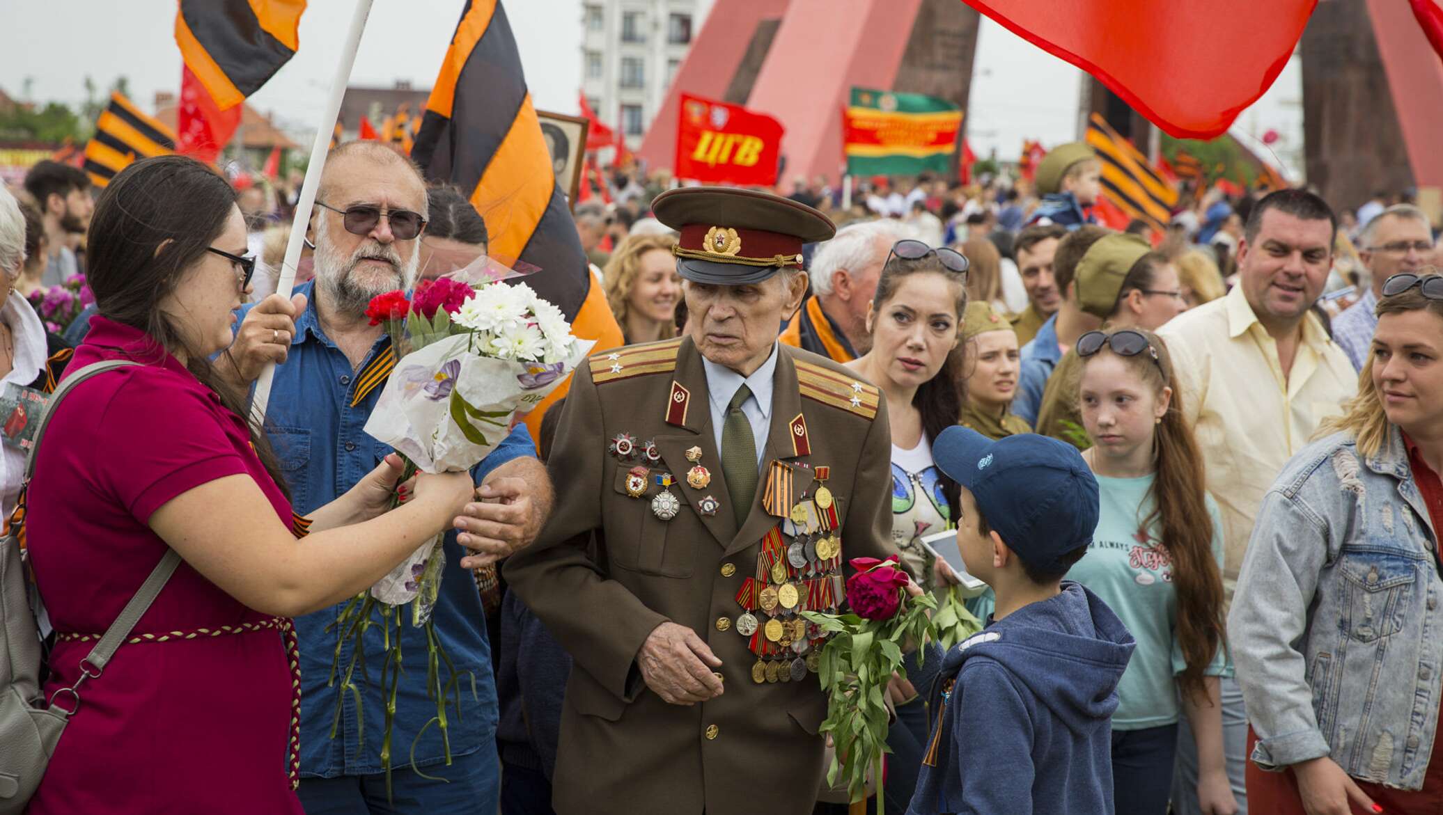 Сегодня праздник день победы отмечает вся страна