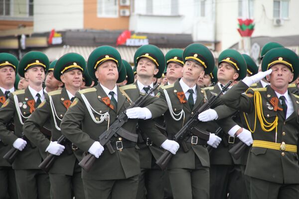 Затем – проход всех парадных расчетов и проезд военной техники - Sputnik Молдова