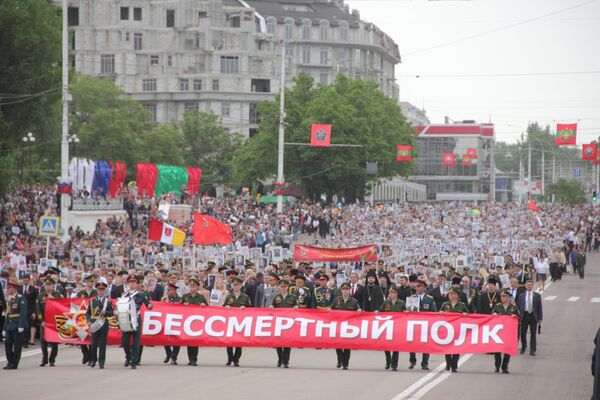 Однако в 2020 году впервые по главной площади не прошла колонна Бессмертного полка, которая на протяжении нескольких лет следовала сразу после завершения военного парада. И опять-таки причиной тому стала пандемия - Sputnik Молдова