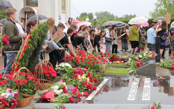 Семьями возлагают и цветы к памятным местам. - Sputnik Молдова