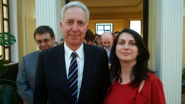 Reporterul Sputnik, Georgiana Arsene și ambasadorul SUA, Hans Klemm - Sputnik Moldova-România