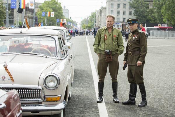 Automobile de epocă și participanți la Marșul Memoriei în uniforme militare ale anilor `40, sec XX - Sputnik Moldova-România