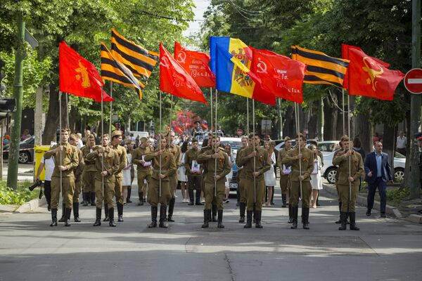 Tineri în uniforme ostășești din anii de război - Sputnik Moldova-România