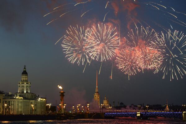 Праздничный салют в честь Дня Победы в Санкт-Петербурге - Sputnik Молдова