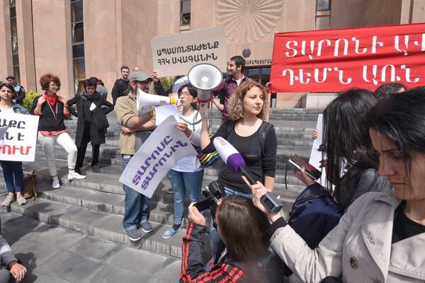 Активисты требуют отставки мэра столицы, Тарона Маргаряна (10 мая 2018). Ереван - Sputnik Молдова