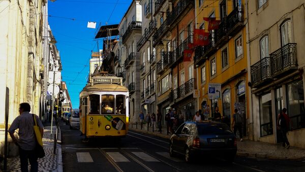 Трамвай на одной из улиц Лиссабона - Sputnik Молдова