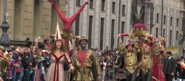 Средневековые рыцари, шуты и пивовары: в Мюнхене стартовал Октоберфест - Sputnik Молдова