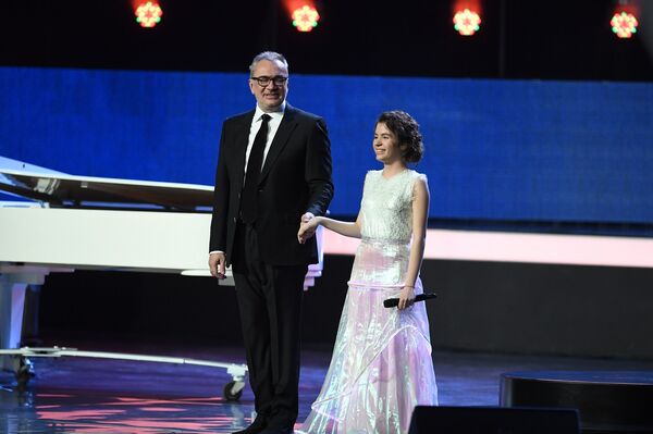 Константин Меладзе и участница проекта Ты супер! Софья Волошаненко - Sputnik Молдова