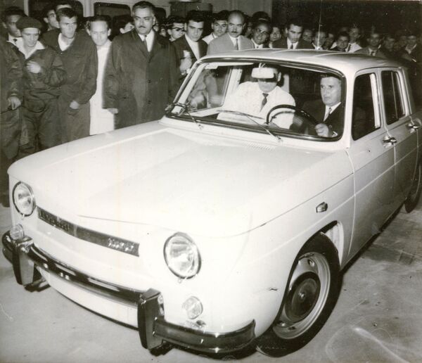 Nicolae Ceaușescu la bordul primului automobil Dacia 1100 Nicolae Ceaușescu la bordul primului automobil Dacia 1100 - Sputnik Moldova-România