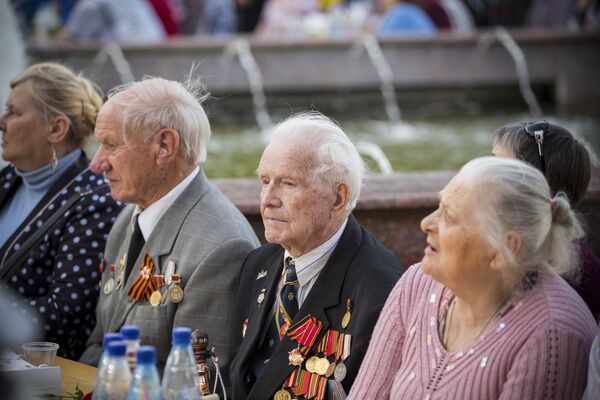 Ветеран Великой Отечественной войны и люди последующих поколений - Sputnik Молдова