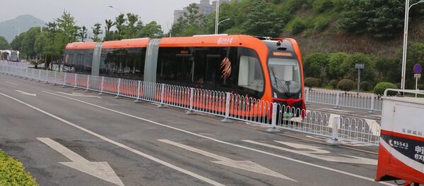 Безрельсовый электропоезд показали в Китае - Sputnik Молдова