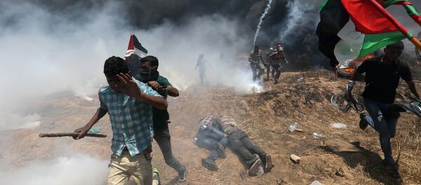 Palestinian demonstrators run for cover during a protest against U.S. embassy move to Jerusalem and ahead of the 70th anniversary of Nakba, at the Israel-Gaza border in the southern Gaza Strip May 14, 2018 - Sputnik Moldova-România