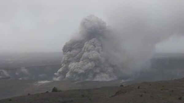 Дно вулкана Килауэа на Гавайях рухнуло - Sputnik Молдова