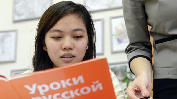 Учащаяся вечерней школы № 90 во время урока русского языка - Sputnik Молдова
