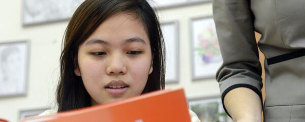 Учащаяся вечерней школы № 90 во время урока русского языка - Sputnik Молдова