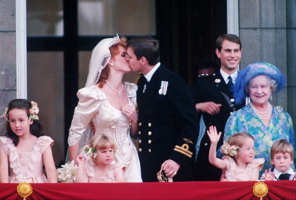 Второй сын королевы Великобритании Елизаветы II принц Эндрю с женой Сарой после свадьбы - Sputnik Молдова