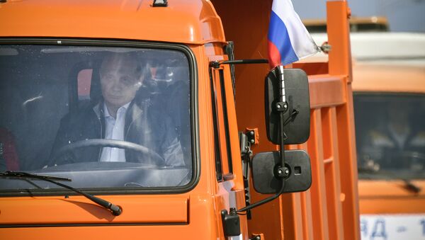 Президент России Владимир Путин открыл автомобильную часть моста через Керченский пролив - Sputnik Moldova