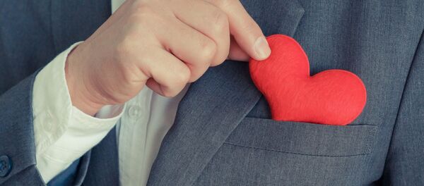 Мужчина кладет плюшевое сердце в карман пиджака - Sputnik Moldova-România