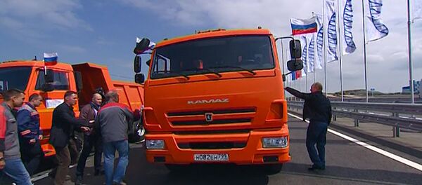 Путин проехал на КамАЗе по Крымскому мосту Путин проехал на КамАЗе по Крымскому мосту - Sputnik Молдова