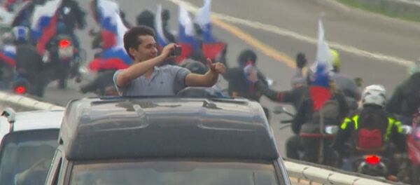 Тысячи машин проехали по мосту в Крым в первый час после его открытия - Sputnik Молдова