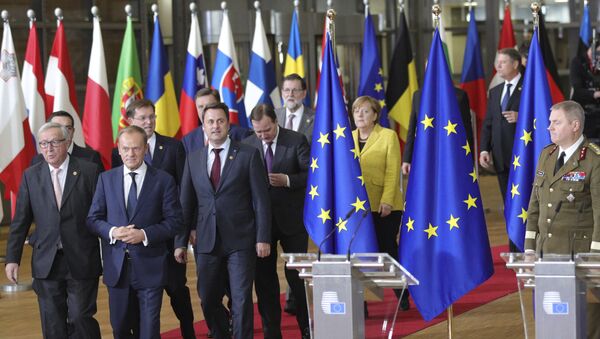 European Council President Donald Tusk, front center, and European Commission President Jean-Claude Juncker, front left, lead EU leaders to a group photo at an EU summit at the Europa building in Brussels on Thursday, Dec. 14, 2017 - Sputnik Moldova-România