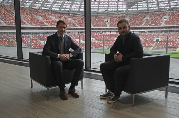 Марат берет интервью у Олега Кононова на стадионе “Лужники” - Sputnik Молдова