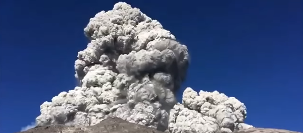 Туристы убегают от извержения вулкана Туристы убегают от извержения вулкана - Sputnik Молдова