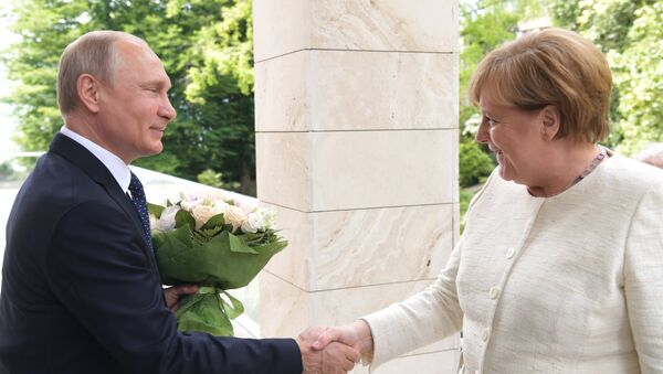Putin a întâmpinat-o pe Merkel cu un buchet de flori - Sputnik Moldova-România