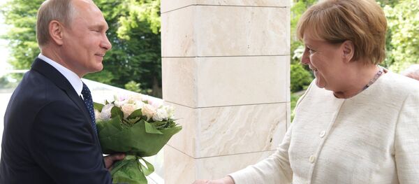 Putin a întâmpinat-o pe Merkel cu un buchet de flori Putin a întâmpinat-o pe Merkel cu un buchet de flori - Sputnik Moldova-România