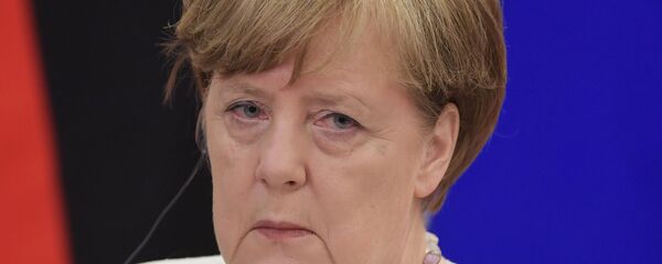 Cancelarul german Angela Merkel în timpul vizitei oficiale la Soci, Rusia - Sputnik Молдова