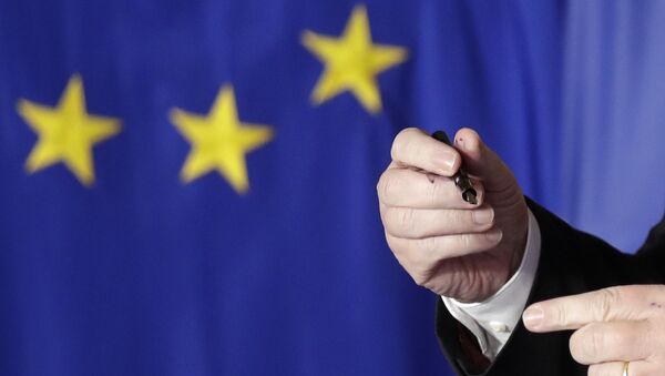 EU-Kommissionschef Jean-Claude Juncker signiert Deklaration während EU-Gipfel, Italien (Archiv) - Sputnik Молдова
