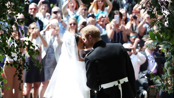 Поцелуй принца Гарри и Меган Маркл у часовни Св. Георгия в Виндзорском замке после свадебной церемонии - Sputnik Молдова