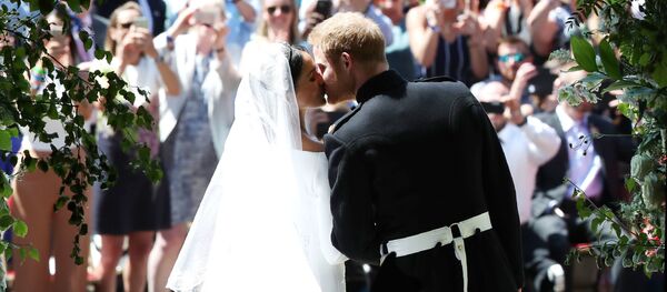 Поцелуй принца Гарри и Меган Маркл у часовни Св. Георгия в Виндзорском замке после свадебной церемонии - Sputnik Молдова