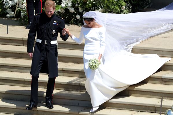 Британский принц Гарри и Меган Маркл после свадебной церемонии в часовне Св. Георгия в Виндзорском замке недалеко от Лондона, Англия - Sputnik Молдова