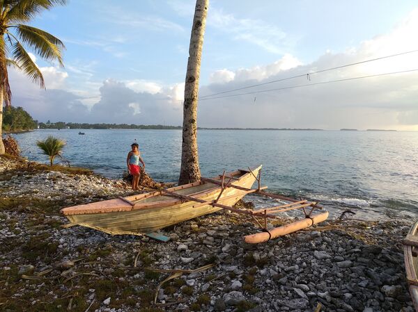 Тонга. Лодка на берегу океана - Sputnik Молдова