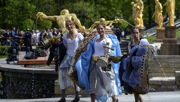 Участницы театрализованного весеннего праздника фонтанов в Государственном музее-заповеднике Петергоф - Sputnik Молдова