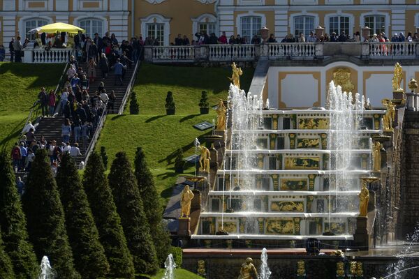 Весенний праздник фонтанов в Государственном музее-заповеднике Петергоф - Sputnik Молдова