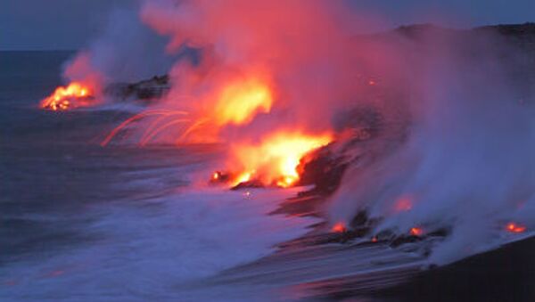 L'activité volcanique du volcan Kilauea sur le fond de l'océan Pacifique, arc national des volcans d'Hawaii - Sputnik Moldova-România