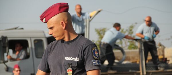 Ungersk polis utanför Röszke på gränsen till Serbien Ungersk polis utanför Röszke på gränsen till Serbien - Sputnik Moldova-România