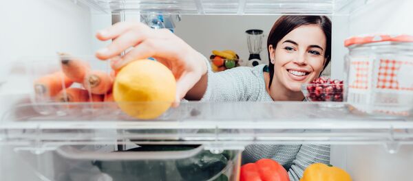 Девушка достает еду из холодильника - Sputnik Молдова