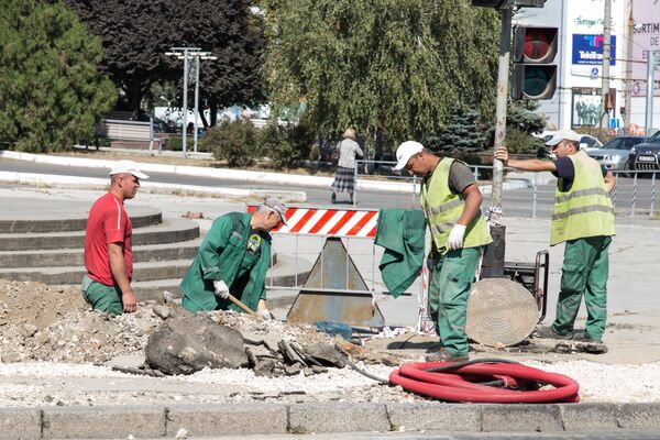Рабочие продолжают укладку ливневой канализации на бульваре Негруцци - Sputnik Молдова